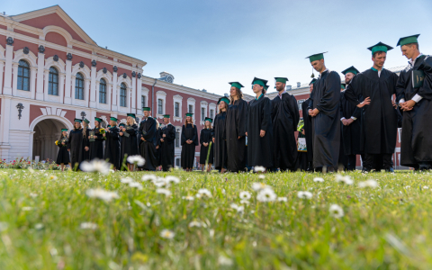 Lauksaimniecības fakultātes absolventi saņem diplomus 2021