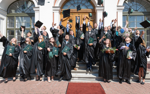 Meža fakultātes absolventi saņem diplomus 2021