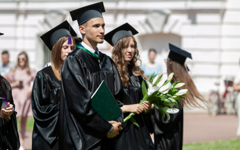 Pārtikas tehnoloģijas fakultātes absolventi saņem diplomus 2021