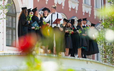 Tehniskās fakultātes absolventi saņem diplomus 2021