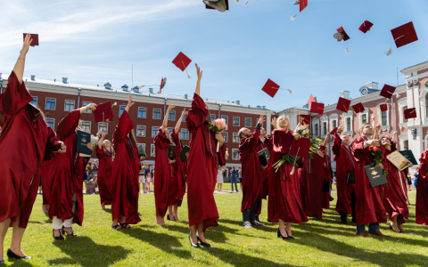 Ekonomikas un sabiedrības attīstības fakultātes diplomu izsniegšana absolventiem 2021