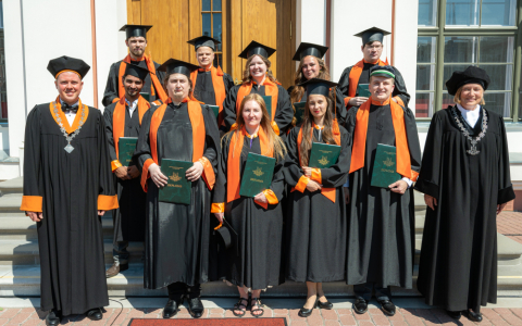 Informācijas tehnoloģiju fakultātes absolventi saņem diplomus