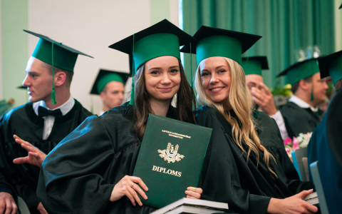Meža fakultātes absolventu izlaidums 2022