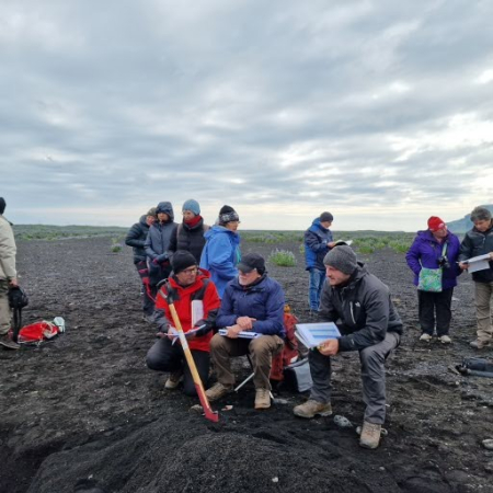 LBTU pētnieki gūst pieredzi par akmeņu relokācijas metodes efektivitāti Islandē