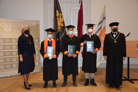 Ārvalstu IT absolventi saņem diplomus
