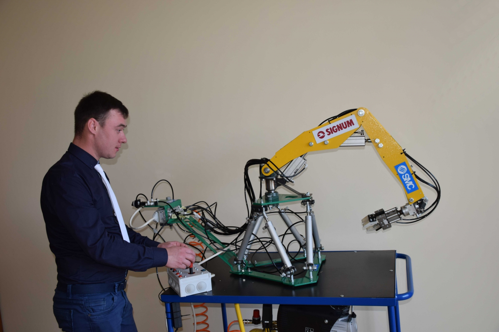 TF students Mihails Ivanovs rada unikālu ar pulti vadāmu robotu