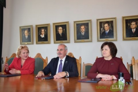 Noslēgts sadarbības līgums par Jelgavas valsts ģimnāzijas izvietošanu Jelgavas pilī