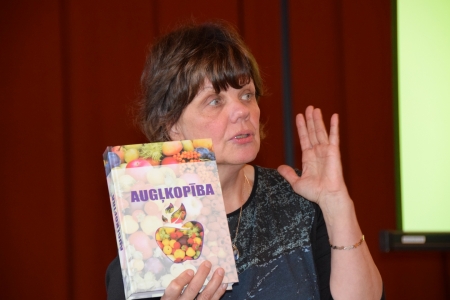 Edīte Kaufmane prezentē monogrāfiju "Augļkopība" seminārā "Ražas svētki Vecaucē 2015"