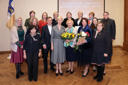 LZA ikgadējā konkursa 10 izcilākie zinātnes sasniegumi laureāti Monogrāfijas" Latvijas spēks ilgi pastāvēt" autori kopā ar IZm ministri Andu Čakšu.
