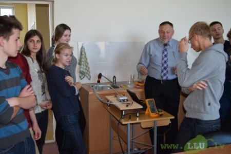 Tehniskās jaunrades dienā Jelgavas 5. vidusskolas jaunieši viesojas Tehniskajā fakultātē