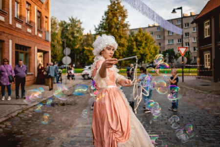 Studentu teātris kuplina Vecpilsētas ielas svētkus Jelgavā
