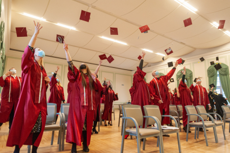 Graduates of the Faculty of Economics and Social Development receive diplomas